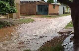 Rua virou rio durante chuva na tarde desta sexta-feira em Campo Grande (Foto: Reprodução)