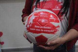 Bola da campanha será sorteada entre doadores (Foto: Marcos Maluf)