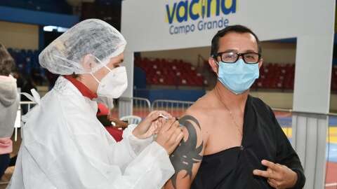 Três unidades de saúde abrem hoje para vacinação contra covid e gripe