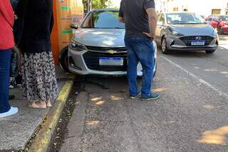 Chevrolet Onix foi empurrado para cima da calçada (Foto: Bruna Marques)