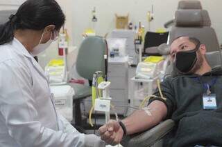 Homem realizando doação de sangue em Campo Grande (Foto: Marcos Maluf)