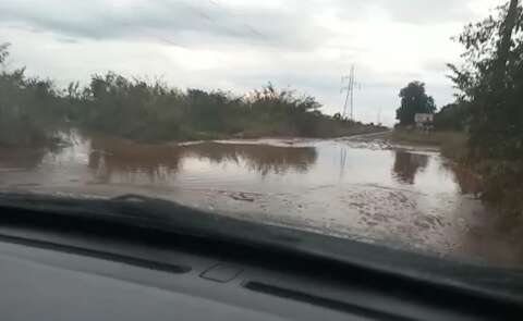 "Só passa se enfiar o carro na lagoa", reclama morador do Chácara das Mansões