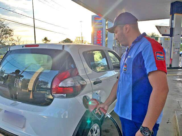 Motorista fica 14h em fila para conseguir abastecer com gasolina a R$ 4,50