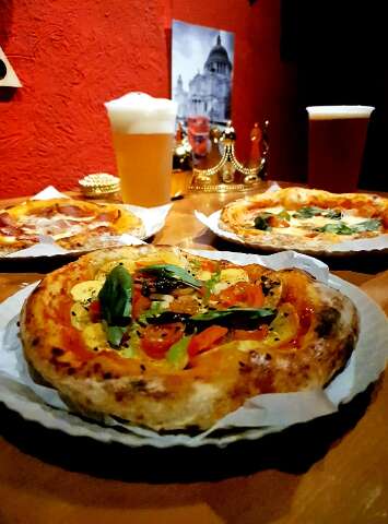 Pizzaria vira pub com karaok&ecirc;, chope artesanal e at&eacute; &ldquo;trono da rainha&rdquo;