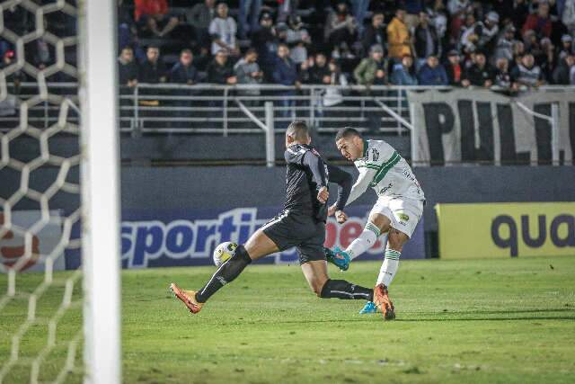 Cl&aacute;ssico local e luta para se manter no topo esquentam Brasileir&atilde;o neste domingo