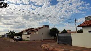 Muitas nuvens no céu na manhã deste domingo em Dourados (Foto: Adilson Domingos)