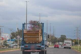 Caminhão transportando caçamba em avenida de Campo Grande (Foto: Marcos Maluf)