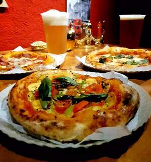 Pizza é feita em quatro sabores e servida com chope artesanal. (Foto: Arquivo pessoal)
