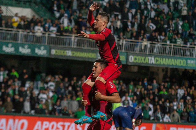 Com gol nos acr&eacute;scimos, Athletico Paranaense vence o Coritiba por 1 a 0 