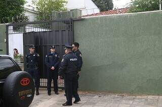 Policiais na frente da residência onde Óscar foi executado. (Foto: Virgília Vera/ABC Color)