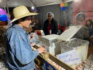 Moradores venderam comidas típicas, como arroz carreteiro. (Foto: Samuel Isidoro)