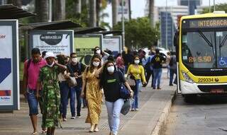 Pedestres com máscaras em cidade brasileira (Foto: Marcelo Camargo/Agência Brasil)