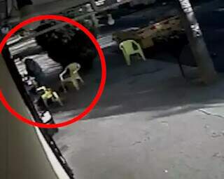 Cena de vídeo que mostra policial quebrando o naguilé do estabelecimento (Foto: reprodução / vídeo)