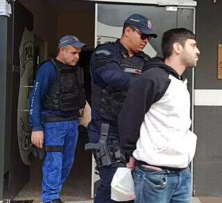 Momento em que homem que a polícia acredita ser Luccas Abagge é levado da 1ª DP para presídio, em Ponta Porã (MS). (Foto: Direto das Ruas)