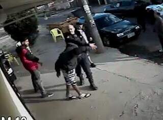 Print de imagem de câmera de segurança mostra o momento em que o policial agride cliente da conveniência (Foto: reprodução / vídeo)
