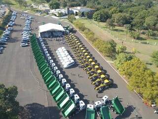 São 26 caminhões caçamba e 19 motoniveladoras entregues hoje. (Foto: Jairton Bezerra Costa)