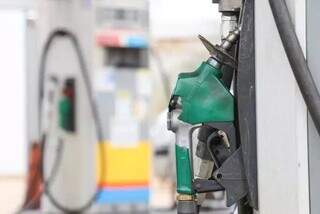 No último sábado (18) houve aumento de 14,2% no diesel e 5,2% na gasolina. (Foto: Henrique Kawaminami)