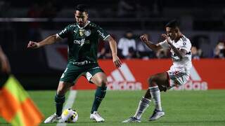 O jogador Luan, do Palmeiras, disputa bola com o jogador Nestor, do São Paulo. (Foto: Cesar Greco)