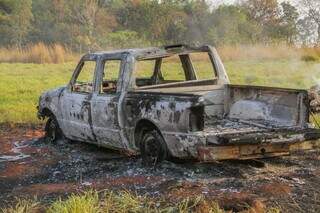 Carro onde Ronaldo foi carbonizado após ser assassinado. (Foto: Arquivo | Campo Grande News)