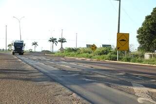 Remendos e buracos formam imagem da situação precária da estrada na região de Indubrasil . (Foto: Kísie Ainoã)