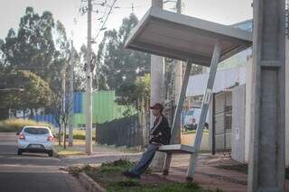 Em ponto de ônibus no Residencial Oiti, Ronald esperava por carona da patroa. (Foto: Marcos Maluf)