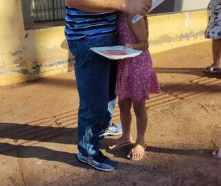 Filha de 6 anos foi receber o pai nessa terça-feira na saída do presídio, com lanche. (Foto: Miriam Machado)
