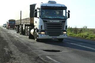 Cratera no meio da rodovia é perigo até para caminhões durante passagem pela BR-262. (Foto: Kisie Ainoã)
