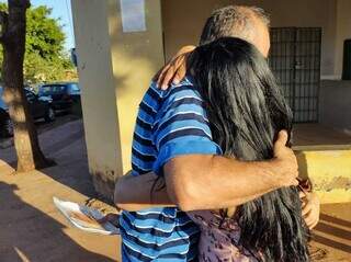 Edimilson abraça a esposa após 22 dias preso no Instituto Penal de Campo Grande. (Foto: Miriam Machado)