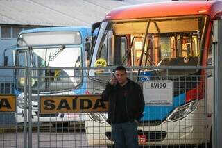 Presidente do sindicato dos trabalhadores, Demétrio Freitas, em frente a uma das garagens de ônibus da Capital, nesta manhã (Foto: Henrique Kawaminami)