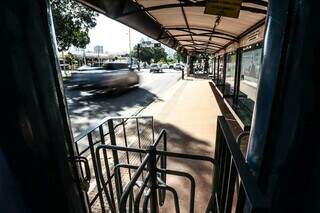 Ponto de ônibus na Praça Ary Coelho completamente vazio nesta manhã (Foto: Marcos Maluf)