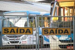 Ônibus parados em garagem de empresa do transporte coletivo de Campo Grande. (Foto: Henrique Kawaminami)