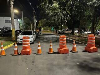 Cones sinalizam interdição para quem segue pela Avenida do Poeta. (Foto: Direto das Ruas) 