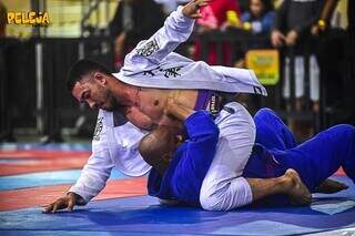 De kimono branco, atleta de Campo Grade em uma das disputas no brasileiro (Foto: Arquivo Pessoal)