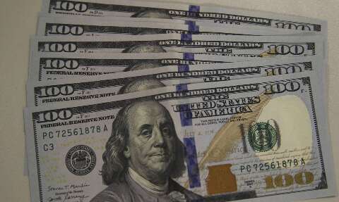 Dólar cai para R$ 5,15 com alívio no mercado externo