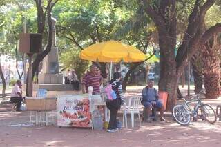 Vendedor de sorvete Celso Henrique Santos, de 50 anos, na Praça Ary Coelho (Foto: Marcos Maluf)