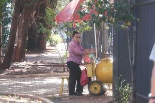 Vendedora ambulante de bebidas Ister da Silva, de 68 anos, na Praça Ary Coelho (Foto: Marcos Maluf)