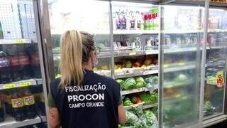 Fiscal do Procon Municipal dentro do supermercado autuado. (Foto: Divulgação | PMCG)