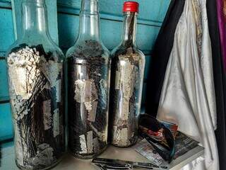 Lâminas usadas são descartadas em garrafas de vidro para provar higiene. (Foto: Aletheya Alves)