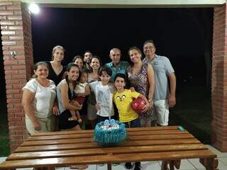 Família reunida na celebração do último aniversário de Eduardo. (Foto: Arquivo pessoal)