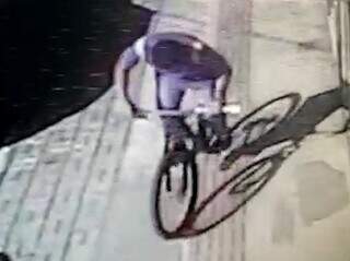 Homem saindo da escola com a bicicleta do professor (Foto: reprodução / vídeo) 
