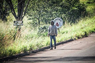 Rodrigo Carvalho da Luz, de 32 anos, caminhava em direção ao Inferninho quando foi visto pela reportagem (Foto: Henrique Kawaminami)
