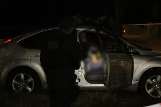 Alvejado, homem parou carro em canteiro de avenida no Itamaracá. (Foto: Paulo Francis)