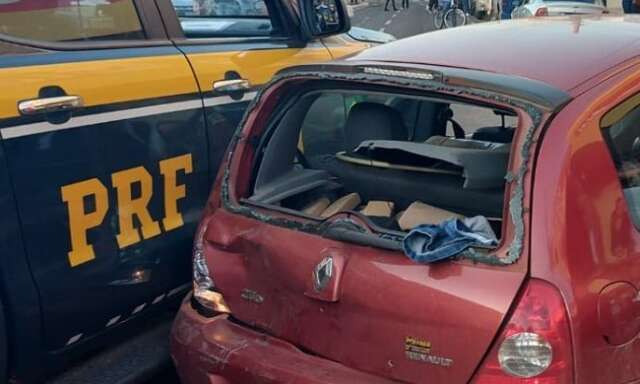 Em fuga, traficante bate em viatura e &eacute; preso com carro abarrotado de drogas 