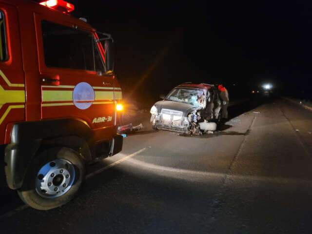 SUV fica destru&iacute;do ap&oacute;s bater na lateral de caminh&atilde;o carregado com cana