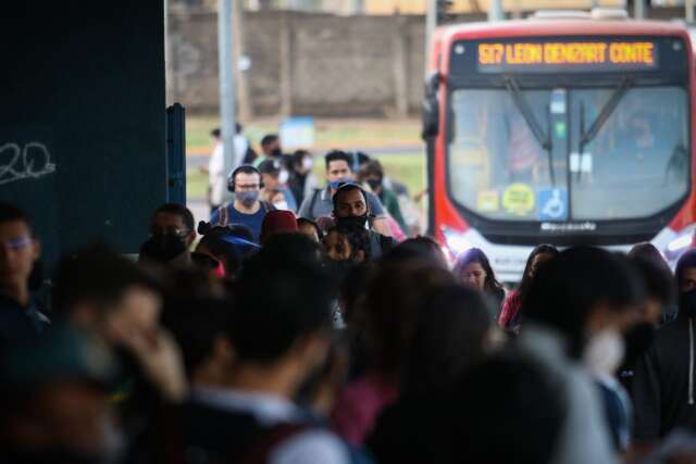 &Ocirc;nibus voltam &agrave;s ruas; usu&aacute;rio teme aumento da tarifa