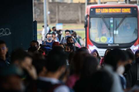 Ônibus voltam às ruas; usuário teme aumento da tarifa