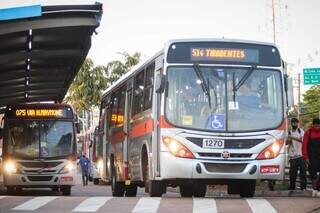 Ônibus voltaram a circular normalmente depois de 24h de paralisação. (Foto: Henrique Kawaminami)