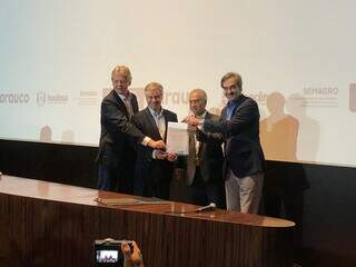 Termo de investimento firmado entre o Governo de MS e a empresa chilena Arauco (Foto: Liana Feitosa)
