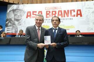 À esquerda, Paulo Corrêa entregando honraria a Antônio Cândido Neto. (Foto: Kísie Ainoã)