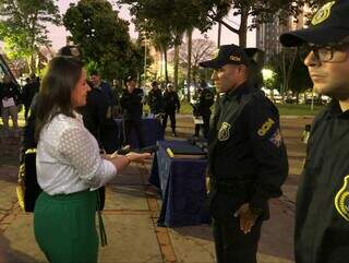 Prefeita Adriana Lopes entregou, em ato simbólico, uma arma para um dos guardas formados. (Foto: Liana Feitosa)